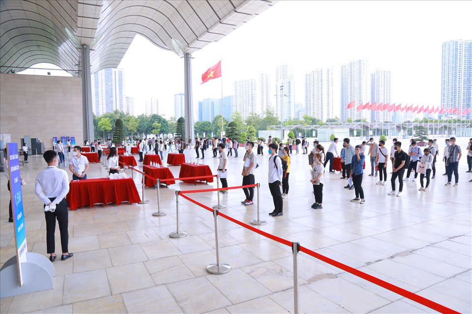 Làn sóng tuyển dụng của những "ông lớn": Lao động Việt đáp ứng đến đâu?
