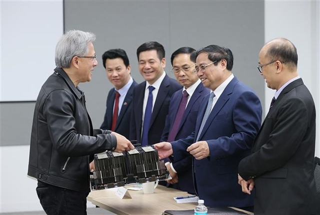 Prime Minister Pham Minh Chinh (R) shakes hand with Nvidia chairman Jensen Huang during a working trip in the U.S, Sept. 18, 2023. Photo by VGP/Nhat Bac
